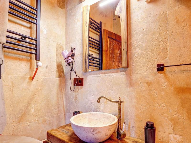 Ceran Stone House image