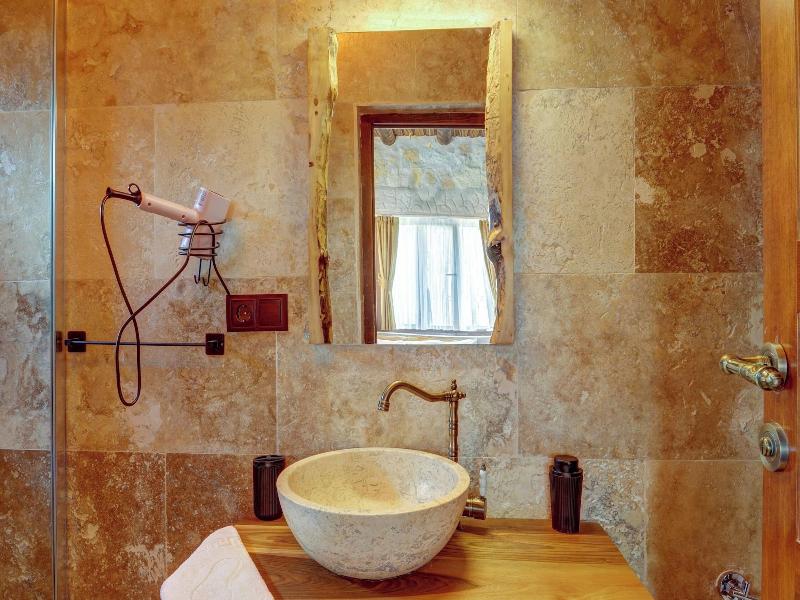 Ceran Stone House image