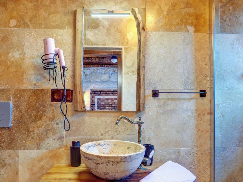 Ceran Stone House image