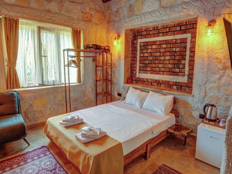 Ceran Stone House image