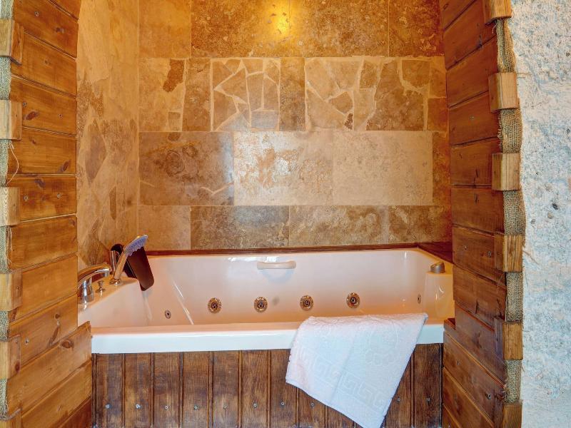 Ceran Stone House image