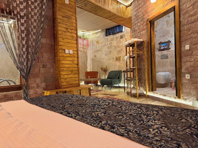Ceran Stone House image