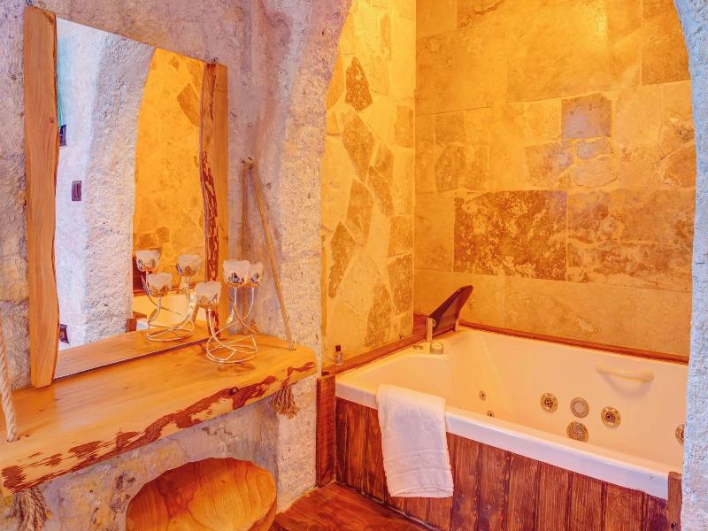 Ceran Stone House image