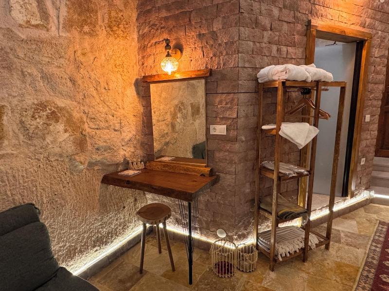 Ceran Stone House image