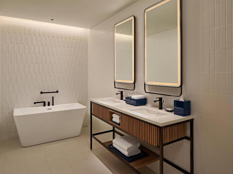 Hyatt Place Ha Long Bay, Bai Chay image