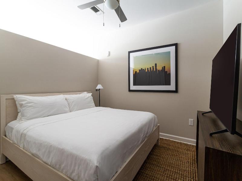 Kasa Freemorewest Charlotte image