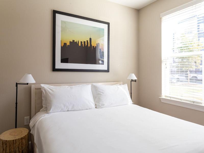 Kasa Freemorewest Charlotte image
