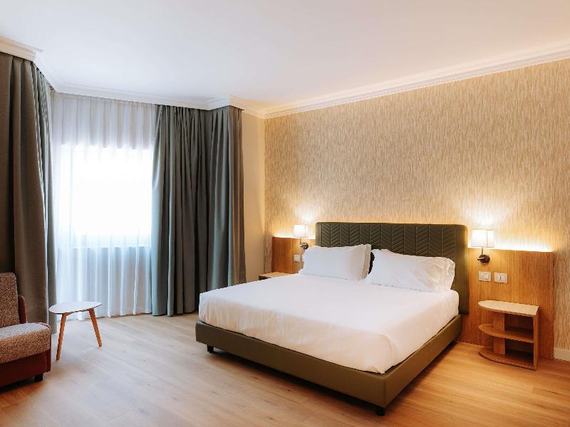 Mövenpick Hotel Bari image