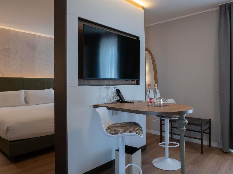 Movenpick Hotel Bari image