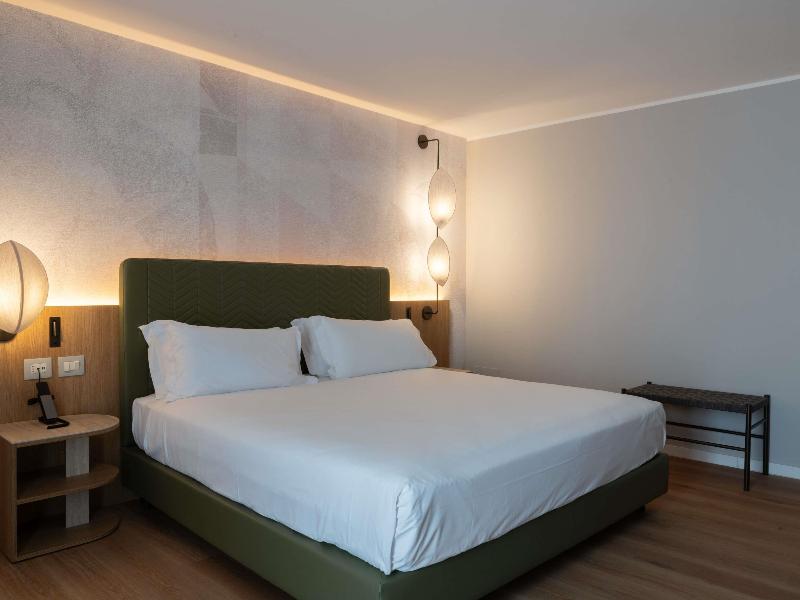 Movenpick Hotel Bari image