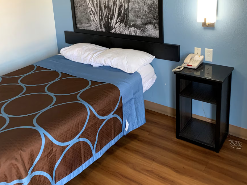 Super 8 by Wyndham Phoenix I-17 image