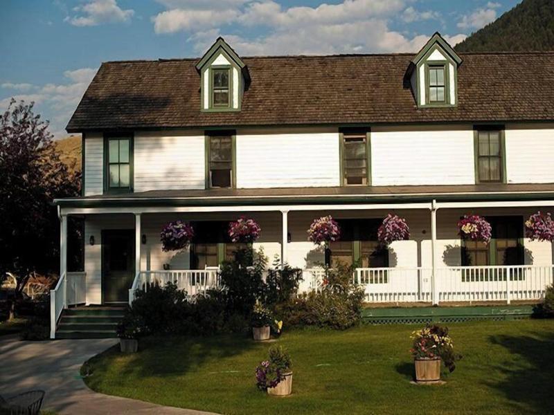 Chico Hot Springs Resort image