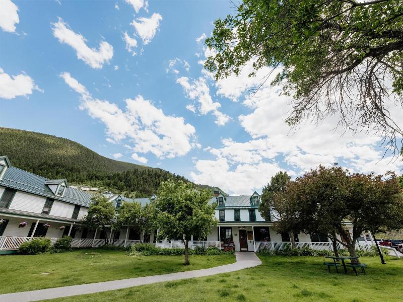 Chico Hot Springs Resort image