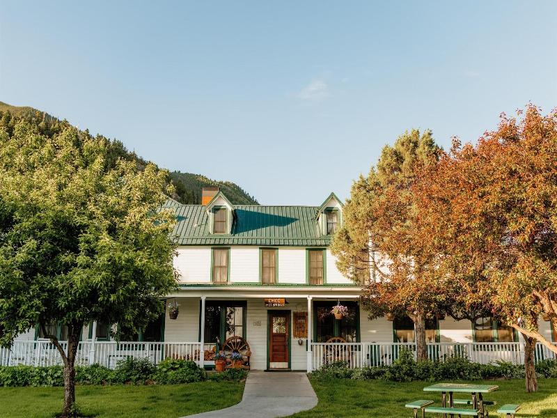 Chico Hot Springs Resort image