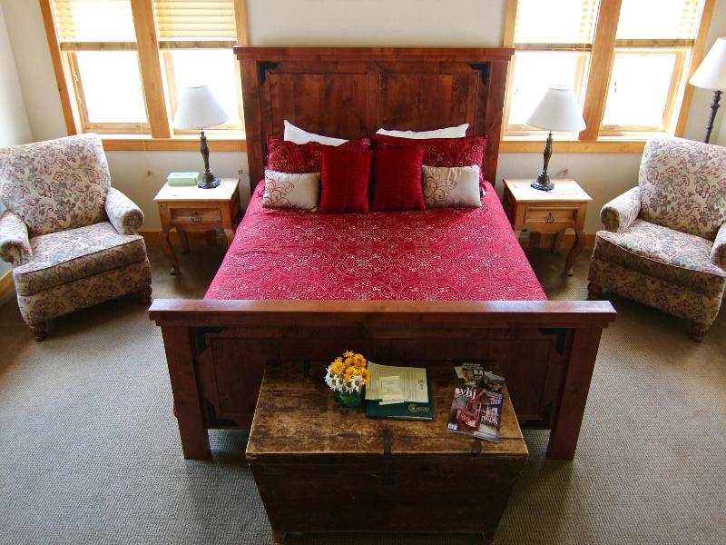 Chico Hot Springs Resort image