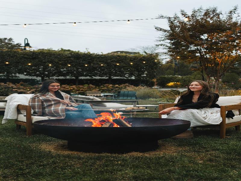 Canoe Place Inn And Cottages image