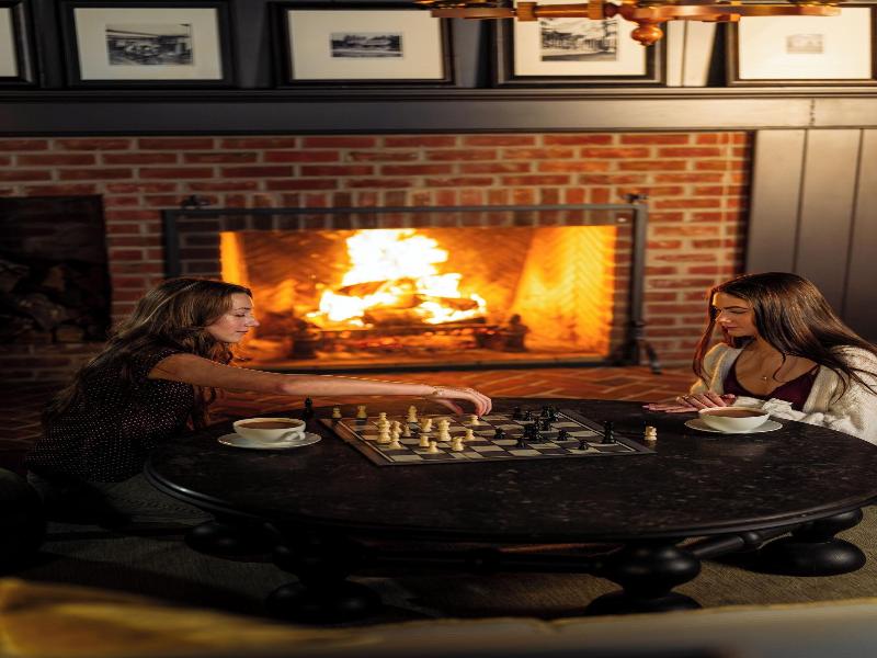 Canoe Place Inn And Cottages image