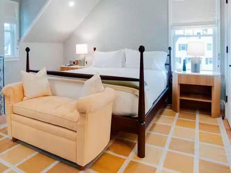 Canoe Place Inn And Cottages image