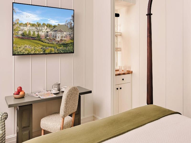 Canoe Place Inn And Cottages image