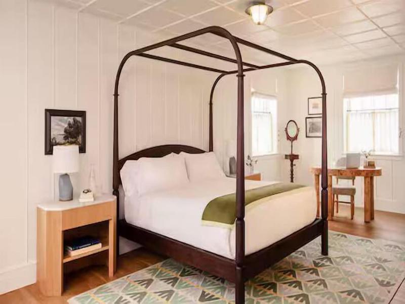 Canoe Place Inn And Cottages image