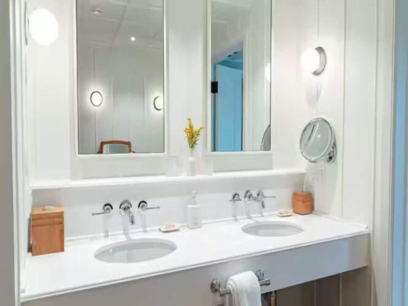 Canoe Place Inn And Cottages image