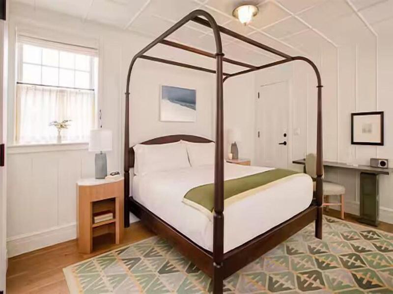 Canoe Place Inn And Cottages image
