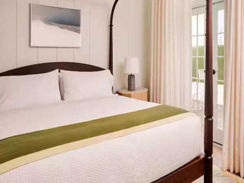 Canoe Place Inn And Cottages image