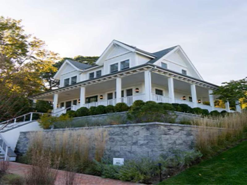 Canoe Place Inn And Cottages image