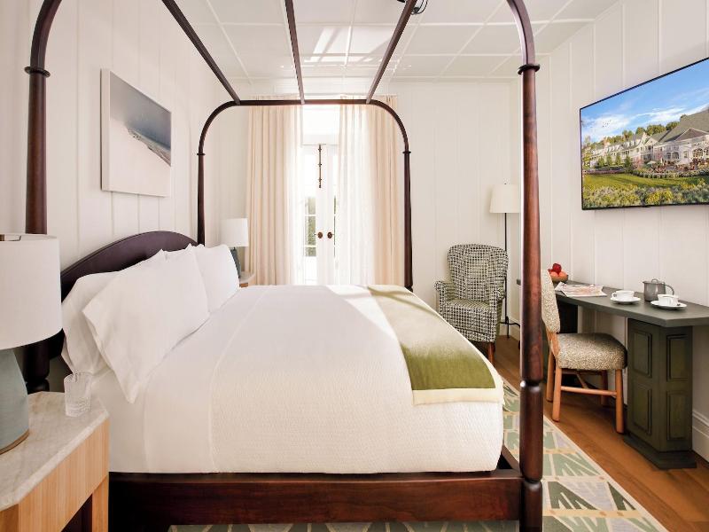 Canoe Place Inn And Cottages image