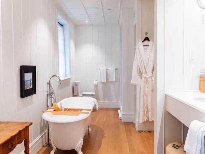 Canoe Place Inn And Cottages image