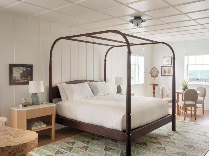 Canoe Place Inn And Cottages image