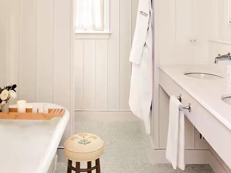 Canoe Place Inn And Cottages image