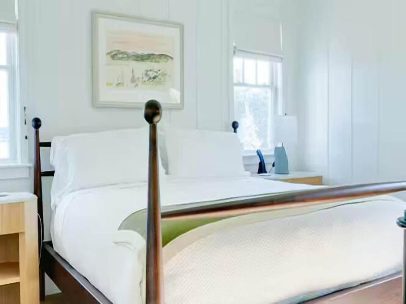 Canoe Place Inn And Cottages image