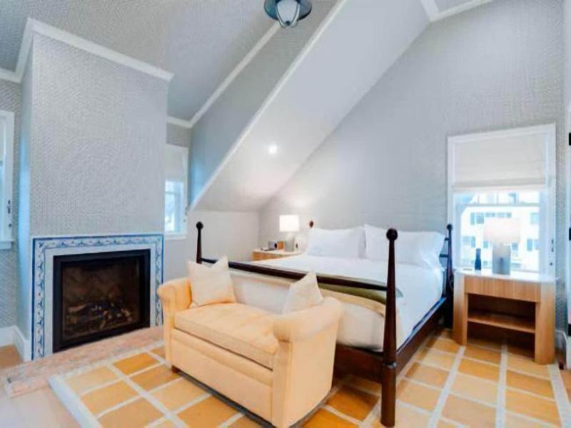 Canoe Place Inn And Cottages image