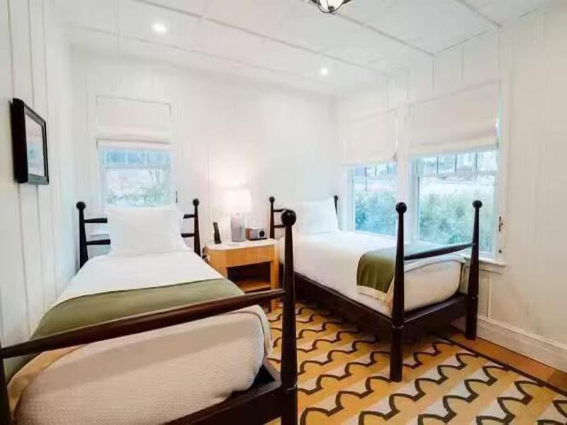 Canoe Place Inn And Cottages image