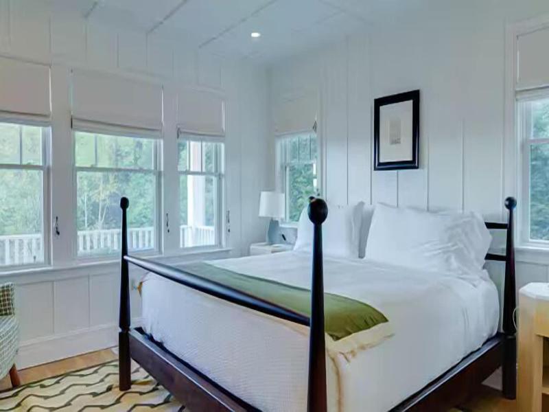 Canoe Place Inn And Cottages image