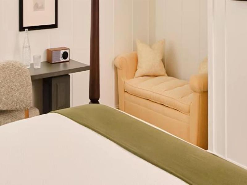 Canoe Place Inn And Cottages image