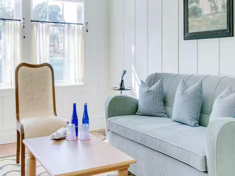 Canoe Place Inn And Cottages image