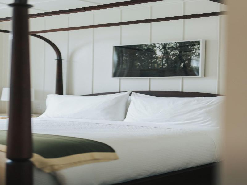 Canoe Place Inn And Cottages image