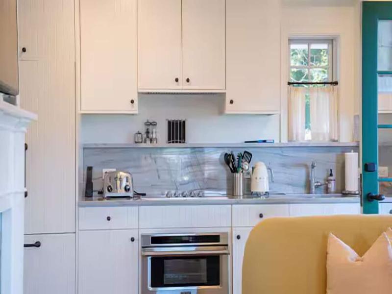 Canoe Place Inn And Cottages image