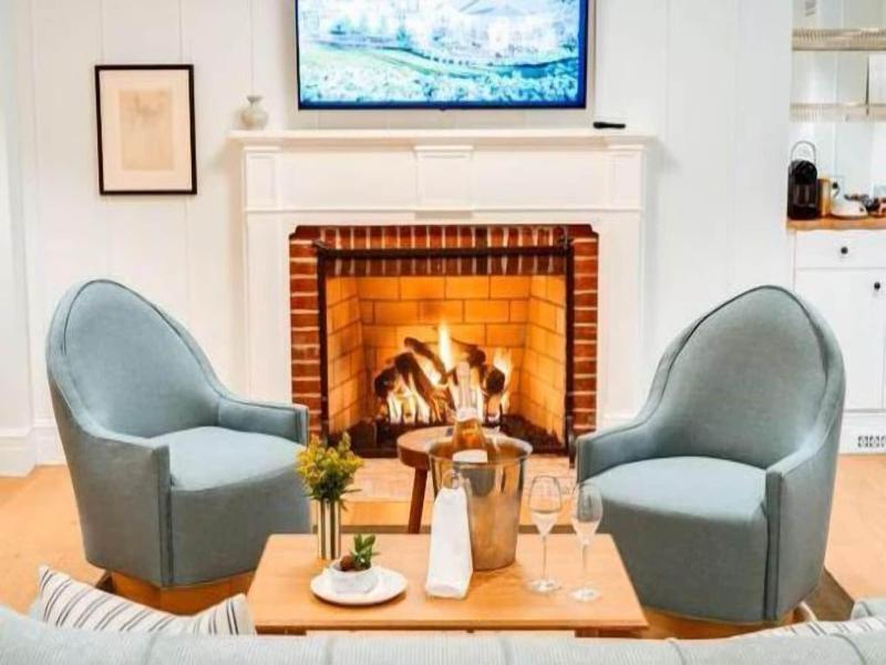 Canoe Place Inn And Cottages image