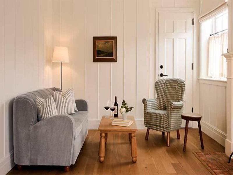 Canoe Place Inn And Cottages image