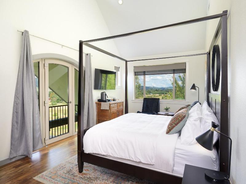 The Setting Inn Willamette Valley image