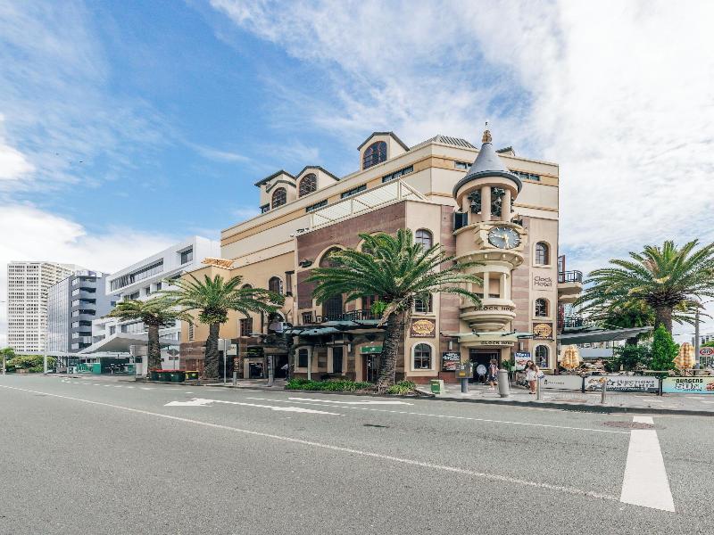 Maze Backpackers Gold Coast image