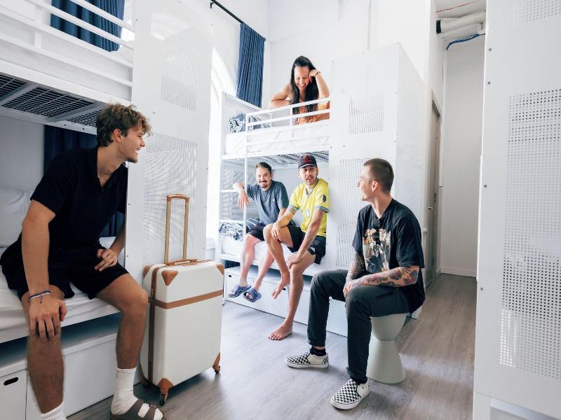 Maze Backpackers Gold Coast image