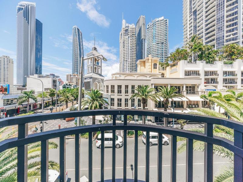 Maze Backpackers Gold Coast image
