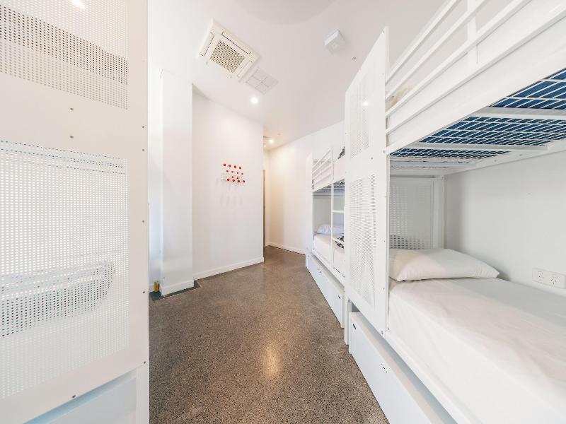 Maze Backpackers Gold Coast image