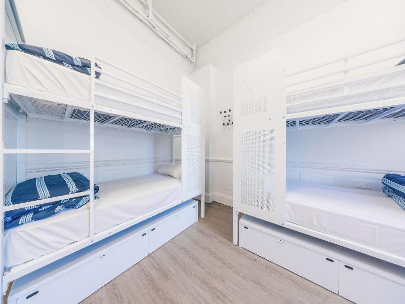 Maze Backpackers Gold Coast image