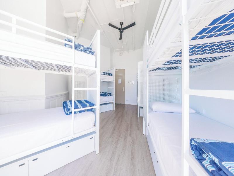 Maze Backpackers Gold Coast image
