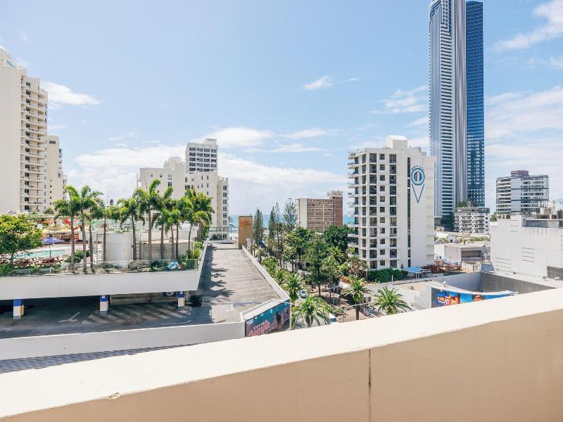 Maze Backpackers Gold Coast image